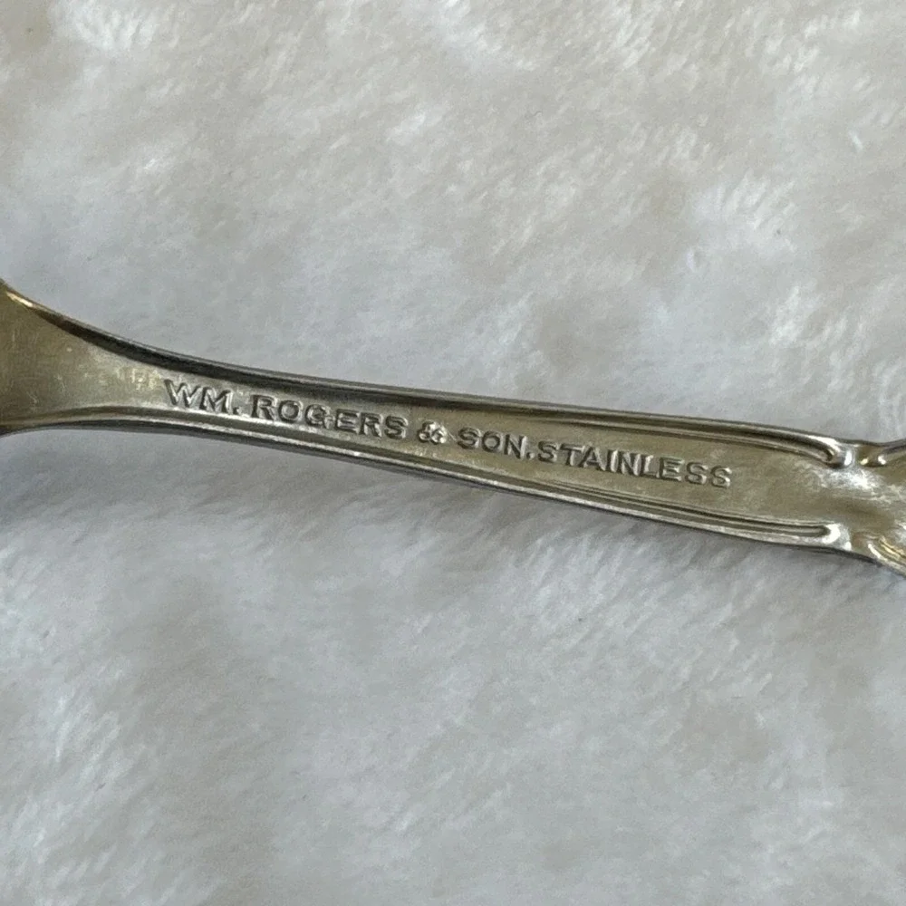 Vintage Wm Rogers‎ & Son Stainless Sugar Spoon Shell 5.5